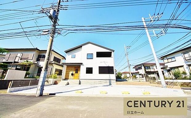 《前面道路》 ■落ち着いた住環境です。前面道路も広いので駐車も楽々です。