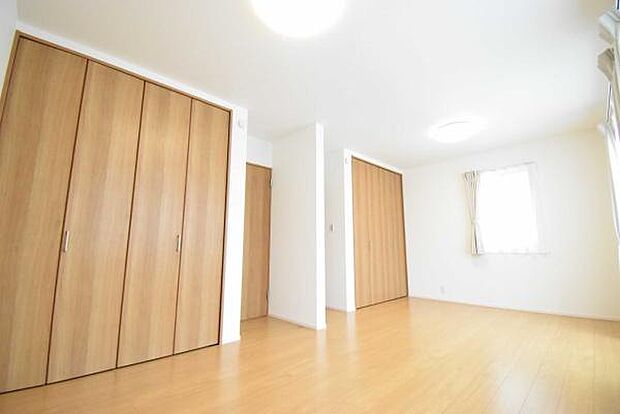 2階、間仕切り対応可能な洋室。収納スペースも充実してお部屋もスッキリ片付きます。