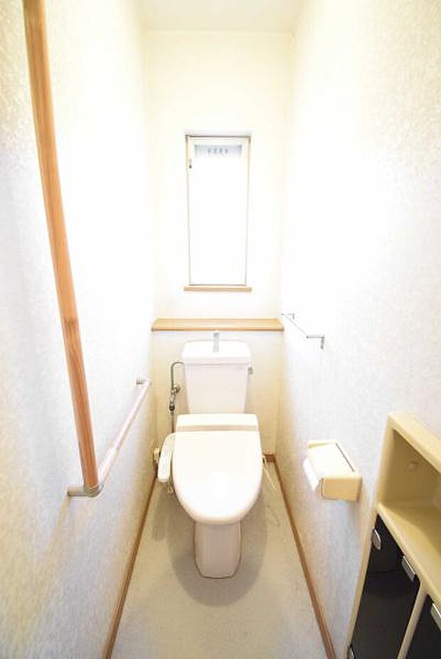 1Fトイレです。トイレも窓付きで明るく、清潔感バッチリです！収納やタオルホルダー、トイレの背面には物を置けるスペースもあります◎