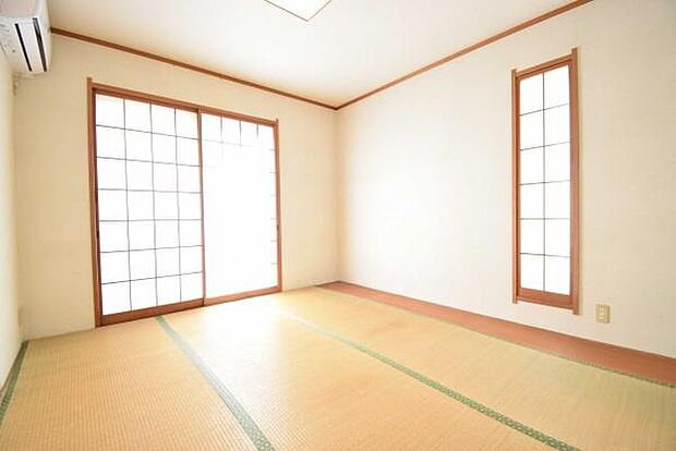 1F和室です。日当たりが良く、畳の温かい雰囲気がより引き立ちます。