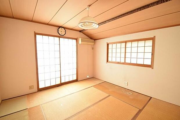 2F和室です。8帖ある和室は、1F和室同様日当たりが良く、和室の良さを引き立たせます。贅沢に、寝室として利用するのも◎