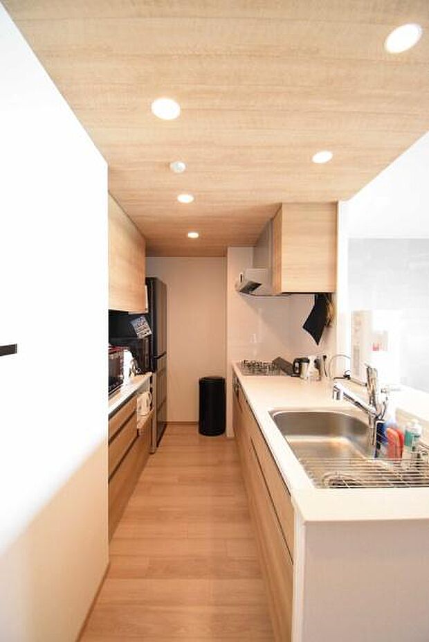 ゆとりあるキッチンスペース。収納力の高いキッチンです。散らかりがちなキッチンスペースもスッキリ使えます！