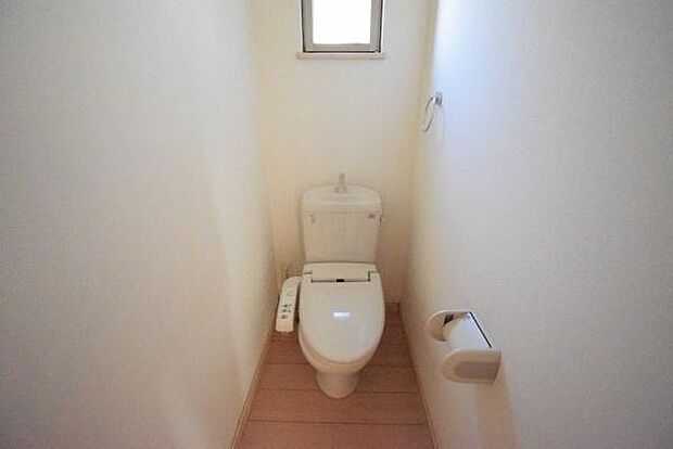 トイレは二か所あります。階段を降りなくてもいいので、お部屋からの移動が短縮できます。※画像は1Fのトイレ
