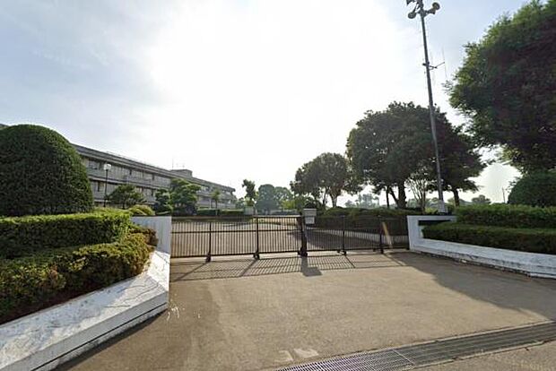 土浦市立菅谷小学校まで1300m、お子さまを育む学校があります。