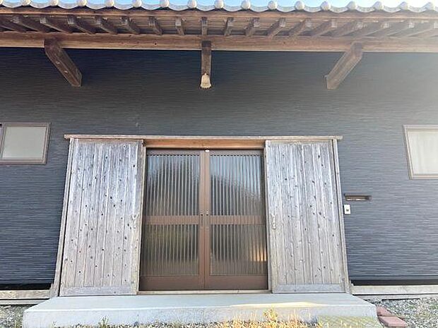 日本家屋らしい風情のある玄関♪引き戸なので、開け閉めが簡単で荷物の出し入れもラクラク！中の土間部分も広く使えます。