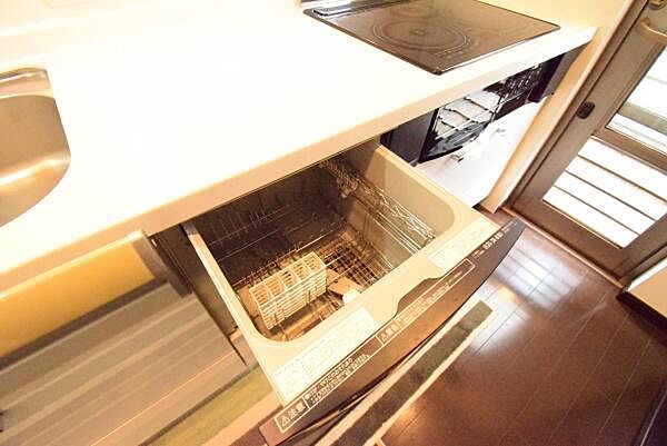 毎日の家事を手助けする食器洗い乾燥機。食器洗いの時間を趣味や子どもと遊ぶ時間に割くことができます。