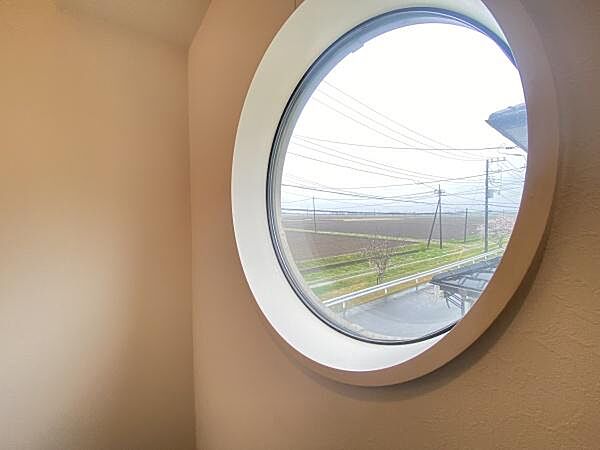 印象的な丸窓が住まいのアクセントとなり、やさしい自然光を室内へ取り込みます。外の景色を絵画のように切り取り、時間や季節の移ろいを楽しめる、デザイン性と開放感を兼ね備えた魅力的な空間です。