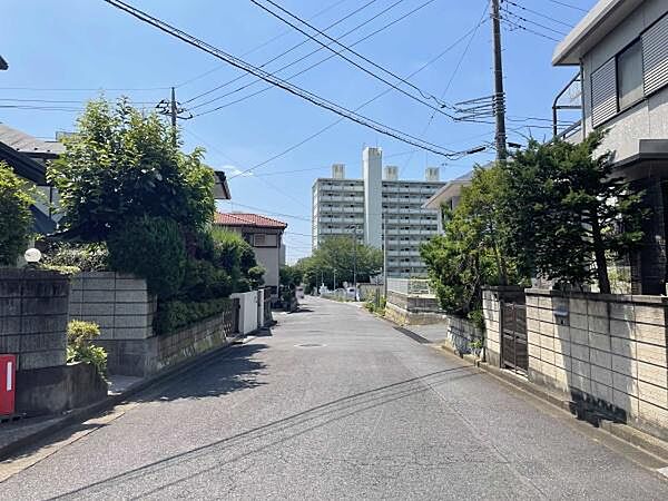 前面道路　北東側4ｍ道路に接道しています。