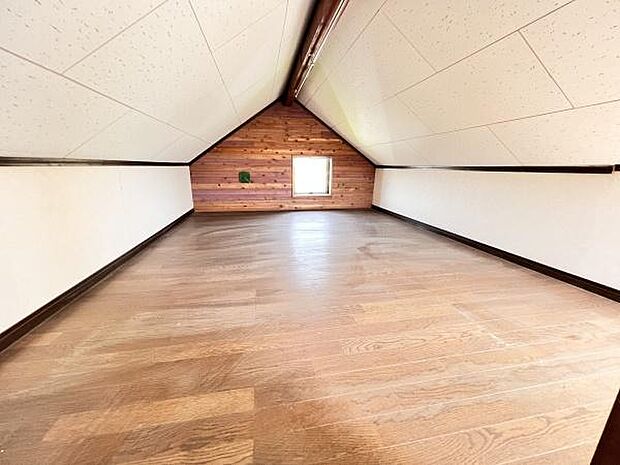収納や物置きスペースとしても活用できる屋根裏部屋があります。