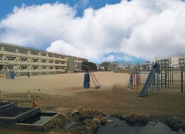 日立市立助川小学校まで550m、お子さまを育む学校が身近にあります。お子さまの通学も安心です。