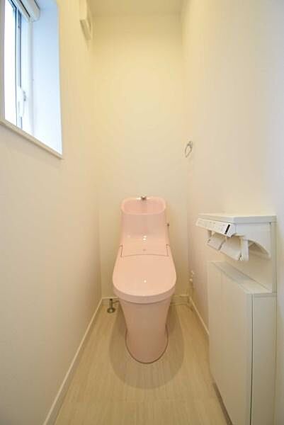 1階・2階それぞれにトイレを設置。朝の忙しい時間帯や来客時にも便利で、家族が多いご家庭でも快適にお使いいただけます。窓付きで換気もしやすく、清潔感のある空間です。