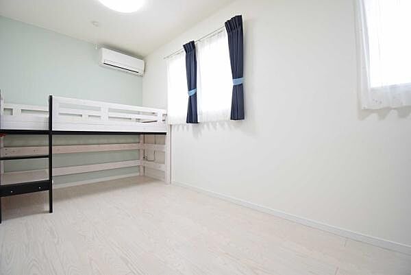 2階納戸はお部屋としても使用可能です！明るい日差しが差し込む快適空間。