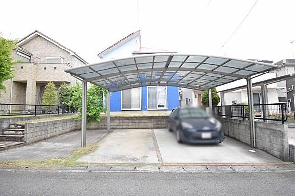 2台分のカーポート付きで車種によりますがお車3台並列駐車可能です。