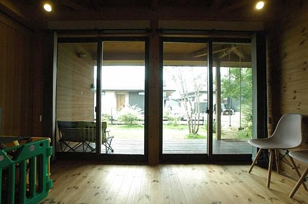 20帖越えの広々リビングは、ご家族みんながゆったりくつろげる快適空間。ワンフロアだから家事や育児の動線がスムーズで、段差も少なく安心。幅広い世代に人気の間取りです。