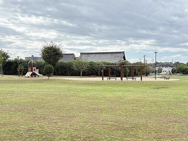 香取台吉祥公園まで450m、広々とした公園はウォーキングやワンちゃんのお散歩にも最適ですね。