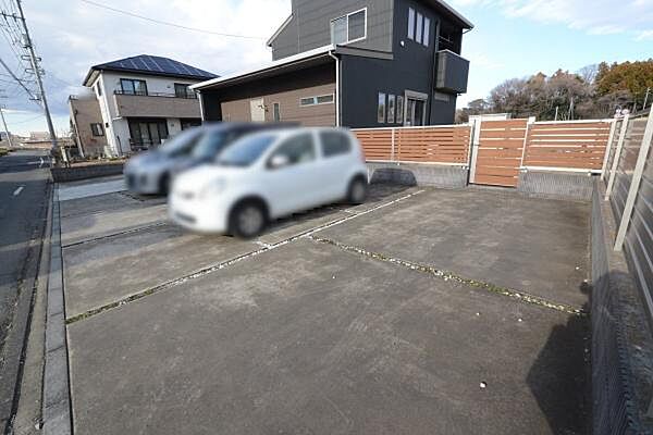 駐車場は並列で5台駐車可能。来客時や複数台所有のご家庭でもゆとりがあり、日常使いから来客対応まで便利に使えるスペースです。