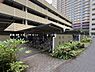 その他：屋根付き駐輪場を完備したマンション。雨の日でも乗り降りしやすく、大切な自転車を風雨から守れます。整理された駐輪スペースで日々の使い勝手も良好です。