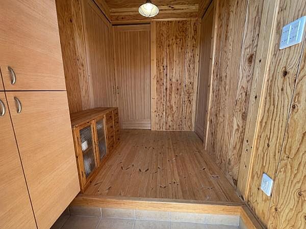 木の温もりに包まれた玄関ホール。豊富な収納を備え、ご家族の靴もすっきり整理可能。無垢材をふんだんに使用したナチュラルな空間が、住まう人や訪れる人を優しく迎えてくれます。※CG加工済