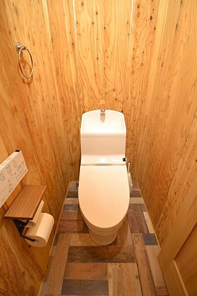 木の温もりに包まれたナチュラルテイストのトイレ空間。無垢材を活かした壁や床が心地よい雰囲気を演出し、シンプルで使いやすい設備を採用。毎日快適に利用できる、こだわりの空間です。※CG加工済