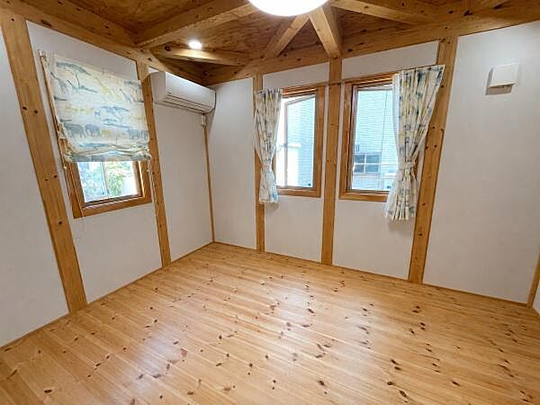 明るい二面採光を確保した7帖の洋室。無垢材の床と勾配天井が心地よい開放感を演出し、寝室や子ども部屋、書斎など多彩な用途に対応。木の温もりに包まれた、くつろぎのプライベート空間です。※CG加工済
