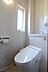 トイレ：1階・2階それぞれにトイレを設置。朝の忙しい時間帯や来客時にも便利で、家族が多いご家庭でも快適にお使いいただけます。窓付きで換気もしやすく、清潔感のある空間です。