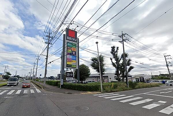 西友守谷店まで2000m、家族そろって週末のまとめ買いも便利です。