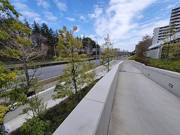 緑豊かな植栽に彩られたアプローチは、ゆとりある歩道でベビーカーや荷物を持った移動も快適。マンションへ続く上質感あふれるエントランス動線です。