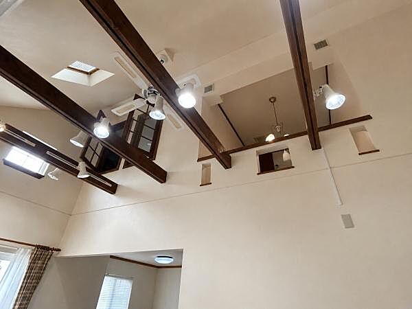 大きな吹抜けが住まいに開放感と明るさをもたらすリビング。梁を現した美しいデザインと天窓から差し込む自然光が、木の温もりあふれる上質で心地よい空間を演出します。※CG加工済