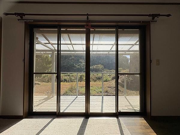 10帖のゆとりある洋室。窓の外に広がる緑景が、美しく心地よい空間をつくります。