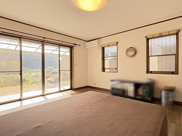 11帖の広い洋室。2面採光で明るく、窓の外に広がる緑を楽しめる眺望が魅力です。