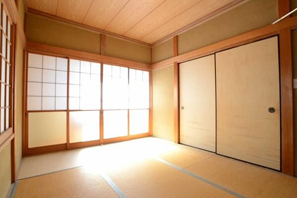 リビング隣の6帖和室。2面採光で明るく、縁側付きでくつろげる多用途な一室です。