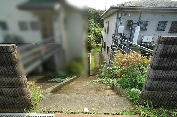 庭へと続く階段