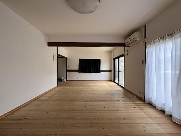 18.3帖のゆとりあるLDは、無垢材の温もりを感じる心地よい空間。大きな窓から陽光が差し込み、家族が自然と集まる開放感あふれるくつろぎのスペースです。