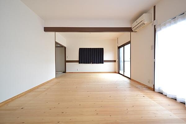 18.3帖のゆとりあるLDは、無垢材の温もりを感じる心地よい空間。大きな窓から陽光が差し込み、家族が自然と集まる開放感あふれるくつろぎのスペースです。