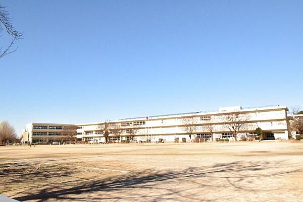 牛久市立向台小学校まで1600m、お子様を育む学校があります。