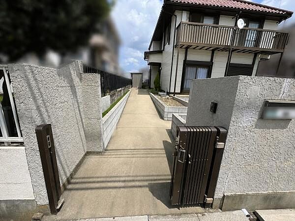 玄関まで続くゆとりあるスロープを設置。段差を抑えたアプローチで、ベビーカーや車いすでの移動にも配慮された使いやすい設計です。