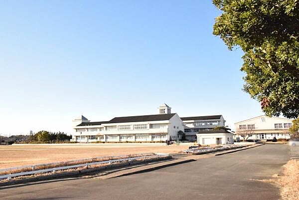 取手市立桜が丘小学校まで600m、お子さまを育む学校が身近にあります。お子さまの通学も安心です。