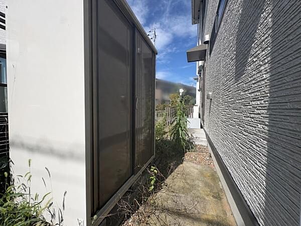 屋外には便利な物置を設置。タイヤやアウトドア用品、ガーデニング用品、防災用品などをまとめて収納でき、室内に持ち込みたくない物もすっきり整理できます。