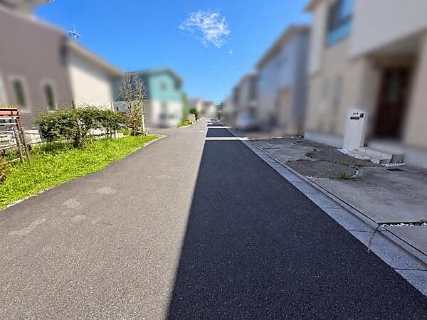 北東側・南西側ともに約6mの道路に接道。道路幅にゆとりがあり、車の出し入れもしやすい環境です。開放感も感じられ、日々の暮らしや来客時にも使いやすい立地です。