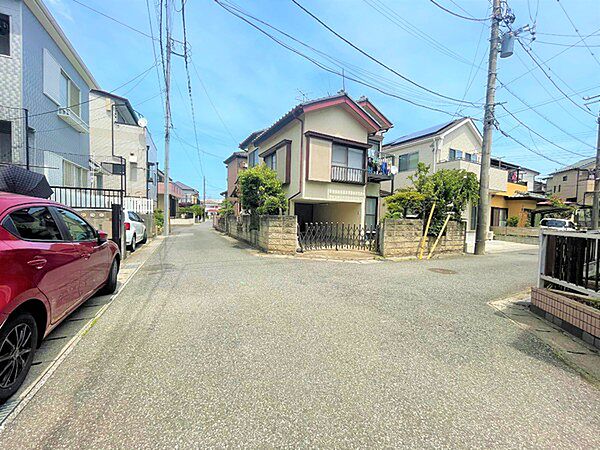 車どおりの少ない閑静な住宅街、小さなお子様にも安心です！