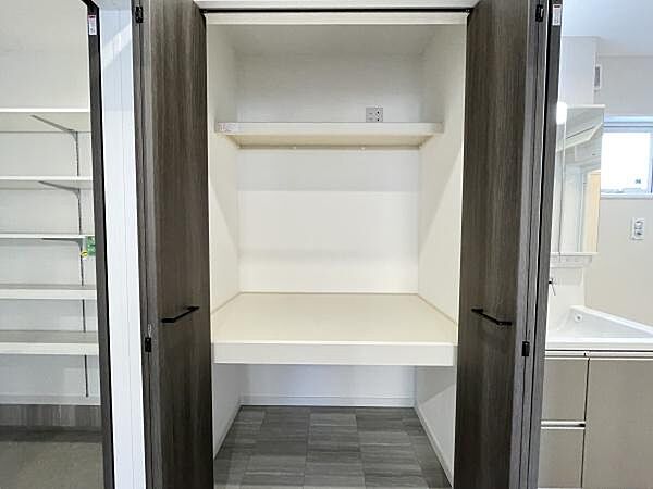 玄関ホール収納。洗面所の脇でもあるので、様々な用途で活躍してくれます。