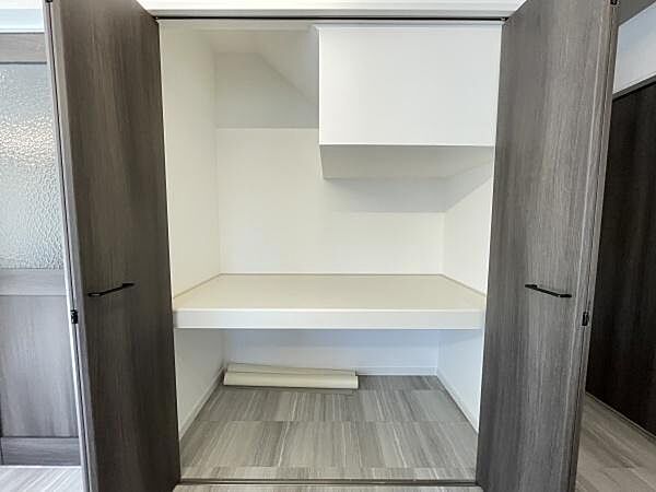 リビング収納。キッチンから近い位置にあり、様々な用途で活躍しそうです。