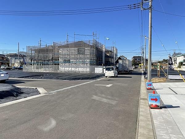 前面道路も広々6ｍ道路で、通り抜けの車も少なく小さなお子様にも安心です