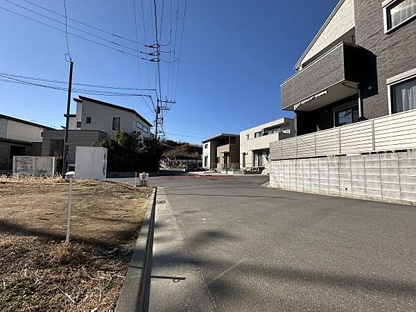 前面道路も広々6ｍ道路で、通り抜けの車も少なく小さなお子様にも安心です