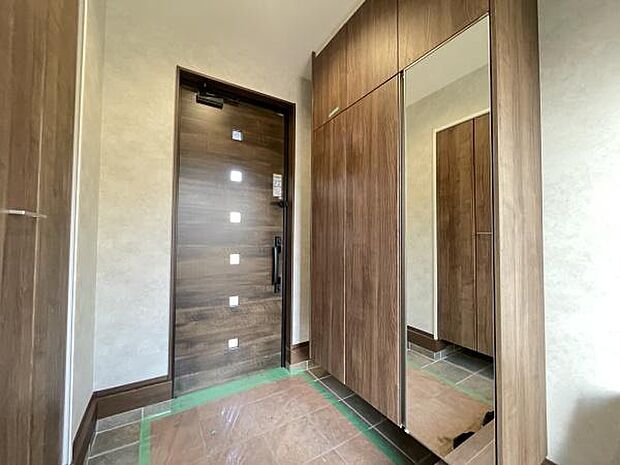 玄関には大型のシューズボックスを設置してあります。