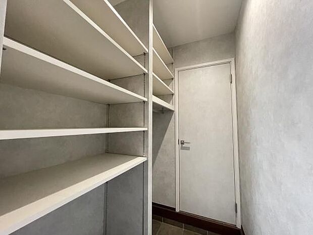 玄関脇にはシューズインクロークも設置してあります。