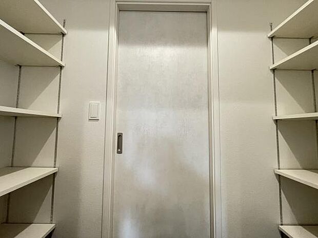 キッチン脇には収納力ばっちりのパントリーを配置。キッチンをスッキリさせておけますね。