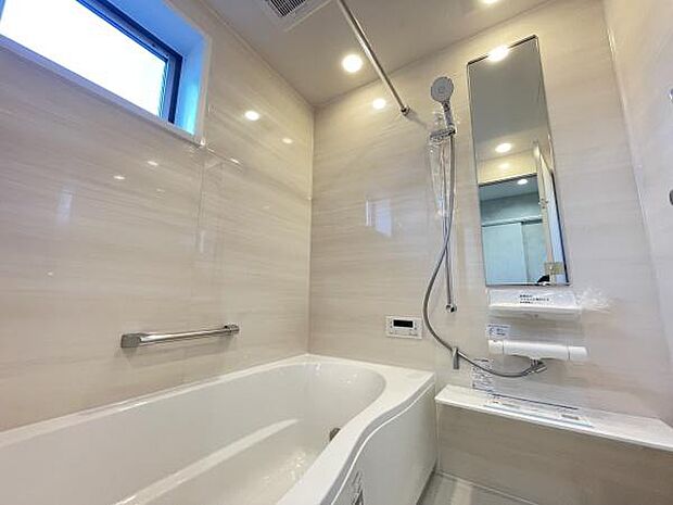 一日の疲れを癒す大切な空間です。小窓から差し込む日差しがとても気持ちいですね。