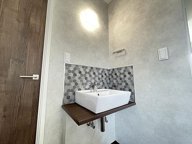 2階にも洗面台がございます。