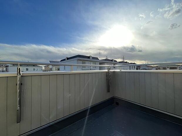 空を仰ぐ広々バルコニー♪